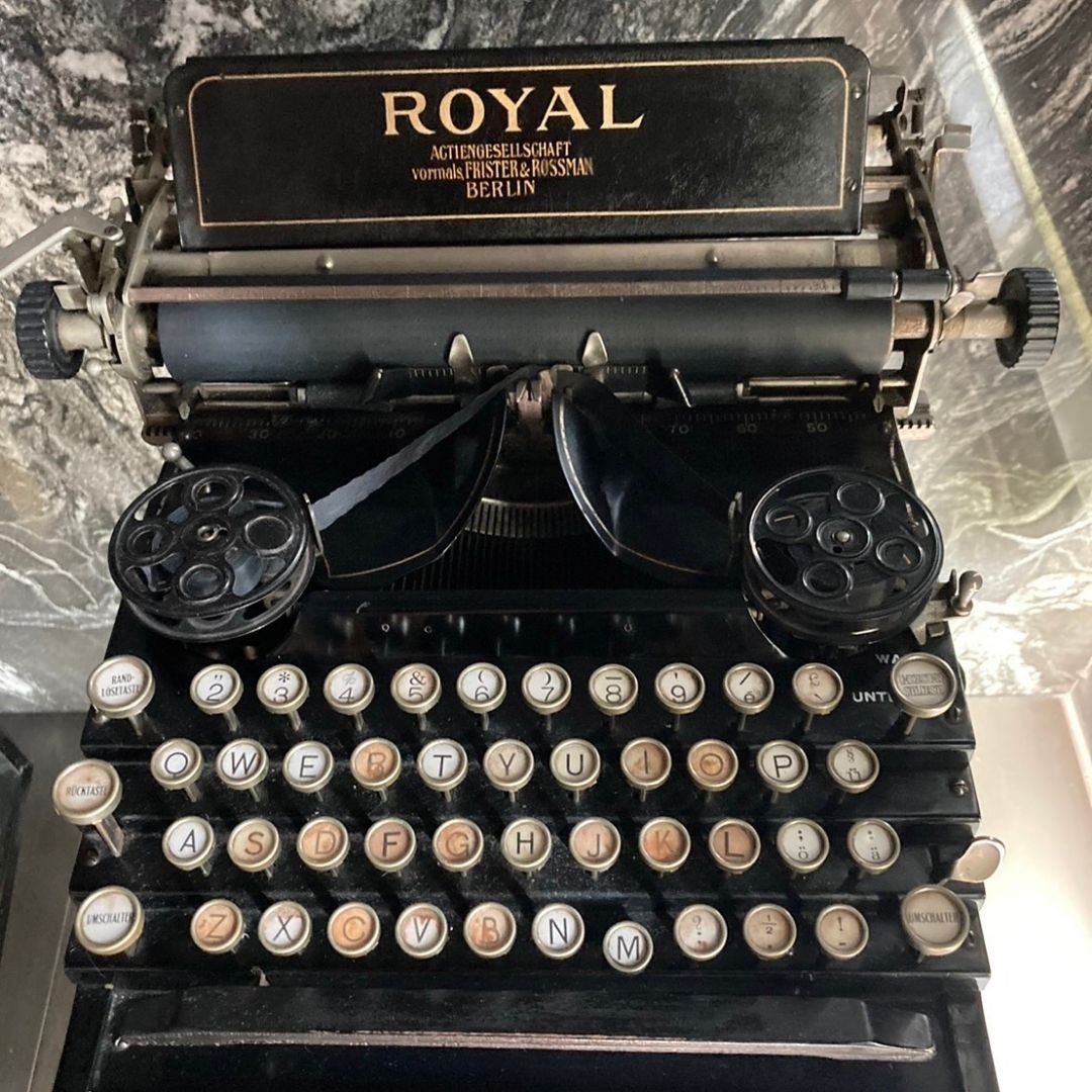 Antique Rare Item Royal No.5 Portable Typewriter