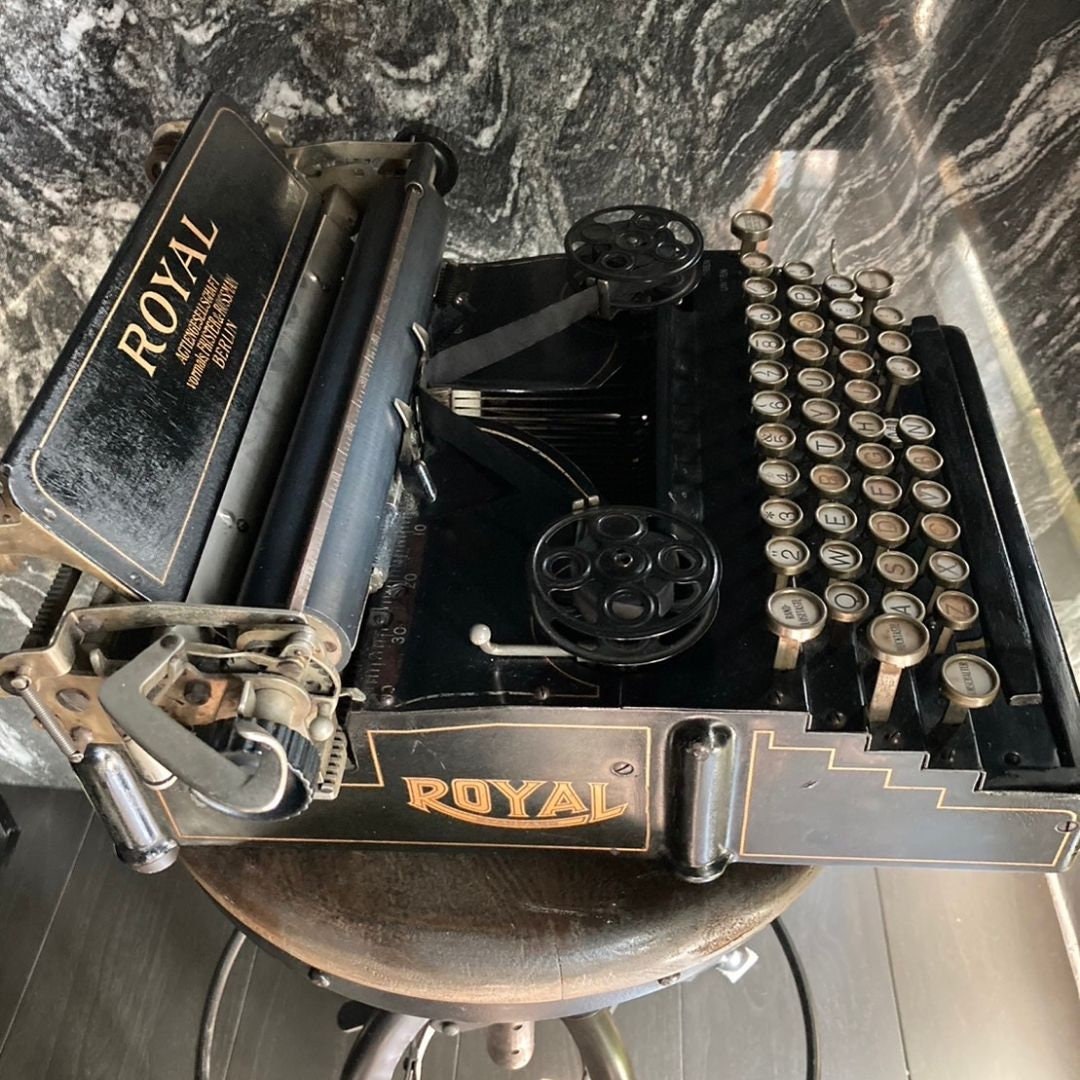 Antique Rare Item Royal No.5 Portable Typewriter